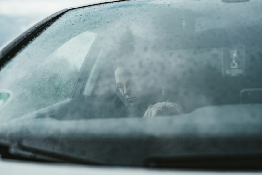 雨の日に車で移動するイメージ